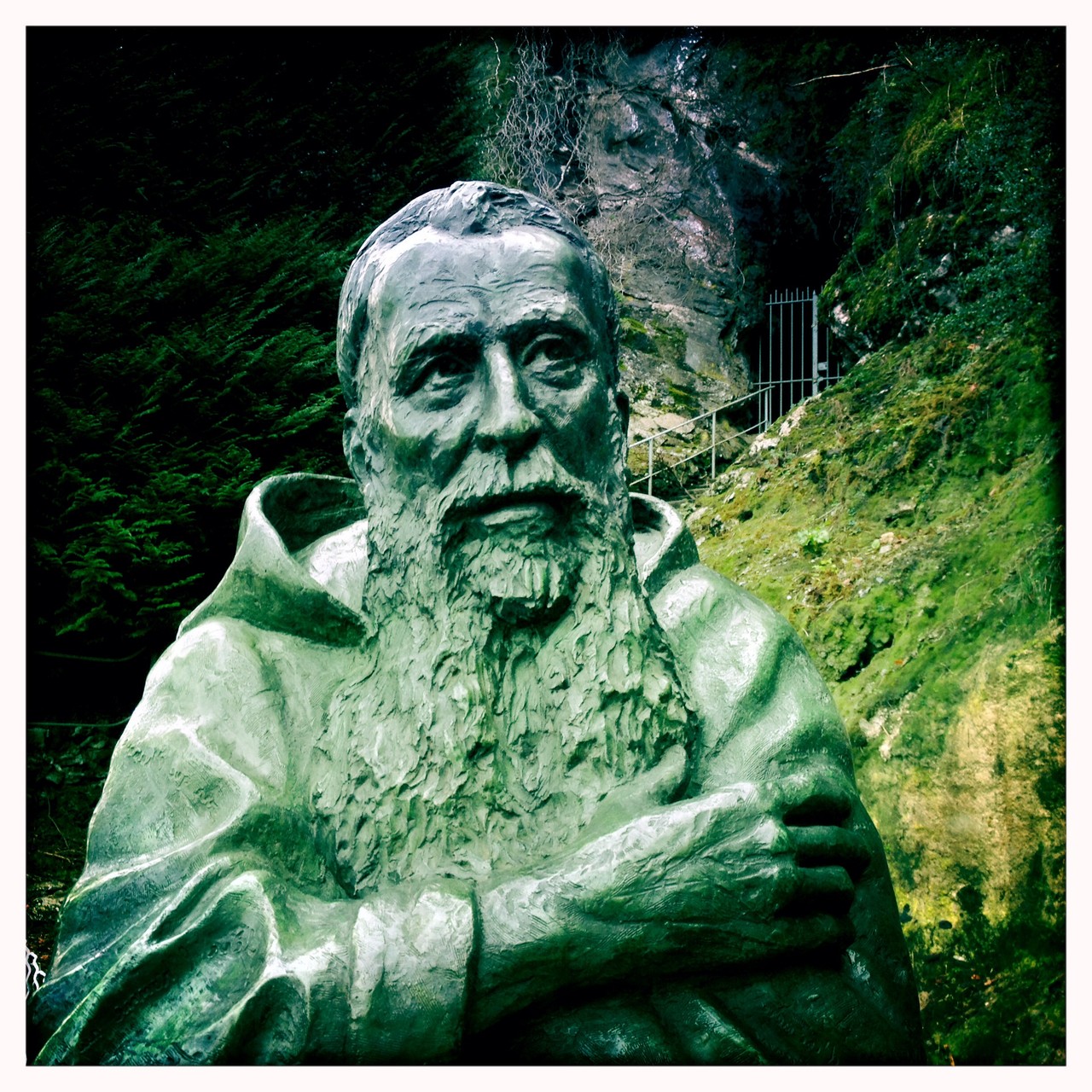 Buste en bronze du Père Marie-Antoine, à Lourdes, par Sébastien Langloÿs