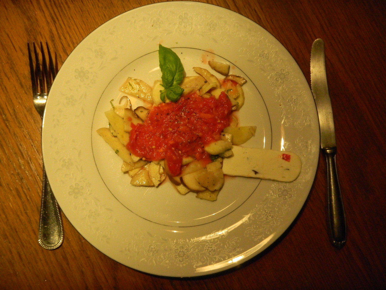 Steinpilzcarpacio mit rohem Tomatenmusse.