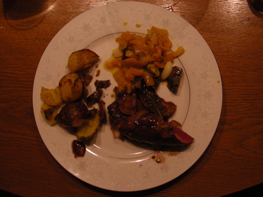 Hirschfilet mit Pilzen, Bratkartoffeln und Gemüse.