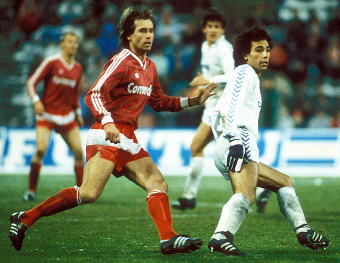 Norbert Eder au duel avec Hugo Sánchez lors d'une rencontre de la Coupe d'Europe des Clubs Champions.