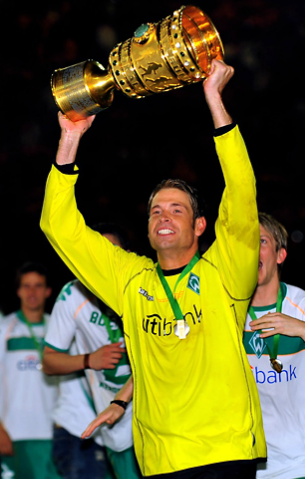 Il remporte la coupe nationale en 2009 avec le Werder.