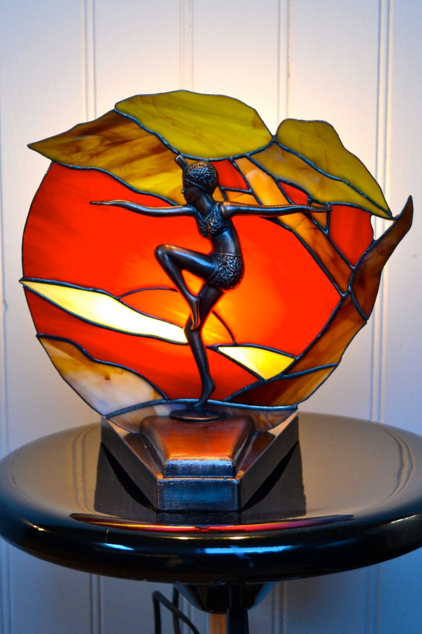 Lampe femme Art déco Allumée