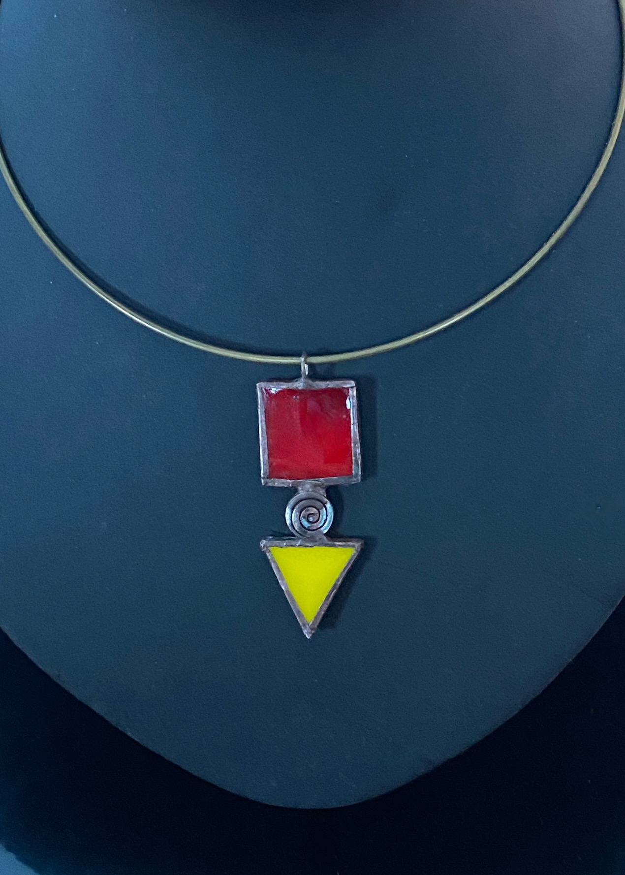 Pendentif Tiffany rouge et jaune Détail