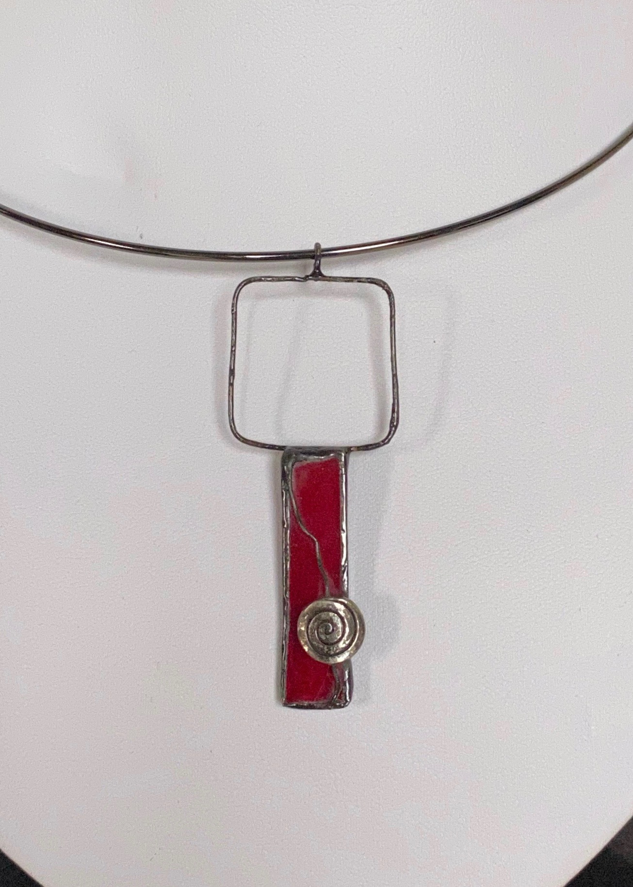 Pendentif Tiffany rouge et fil  Détail   