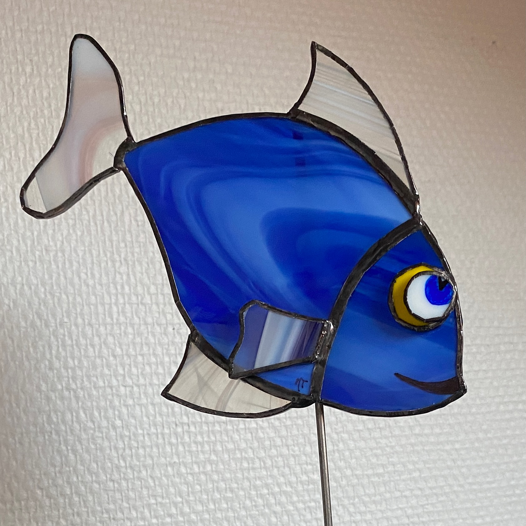 Vitrail poisson sur socle en céramique Détail