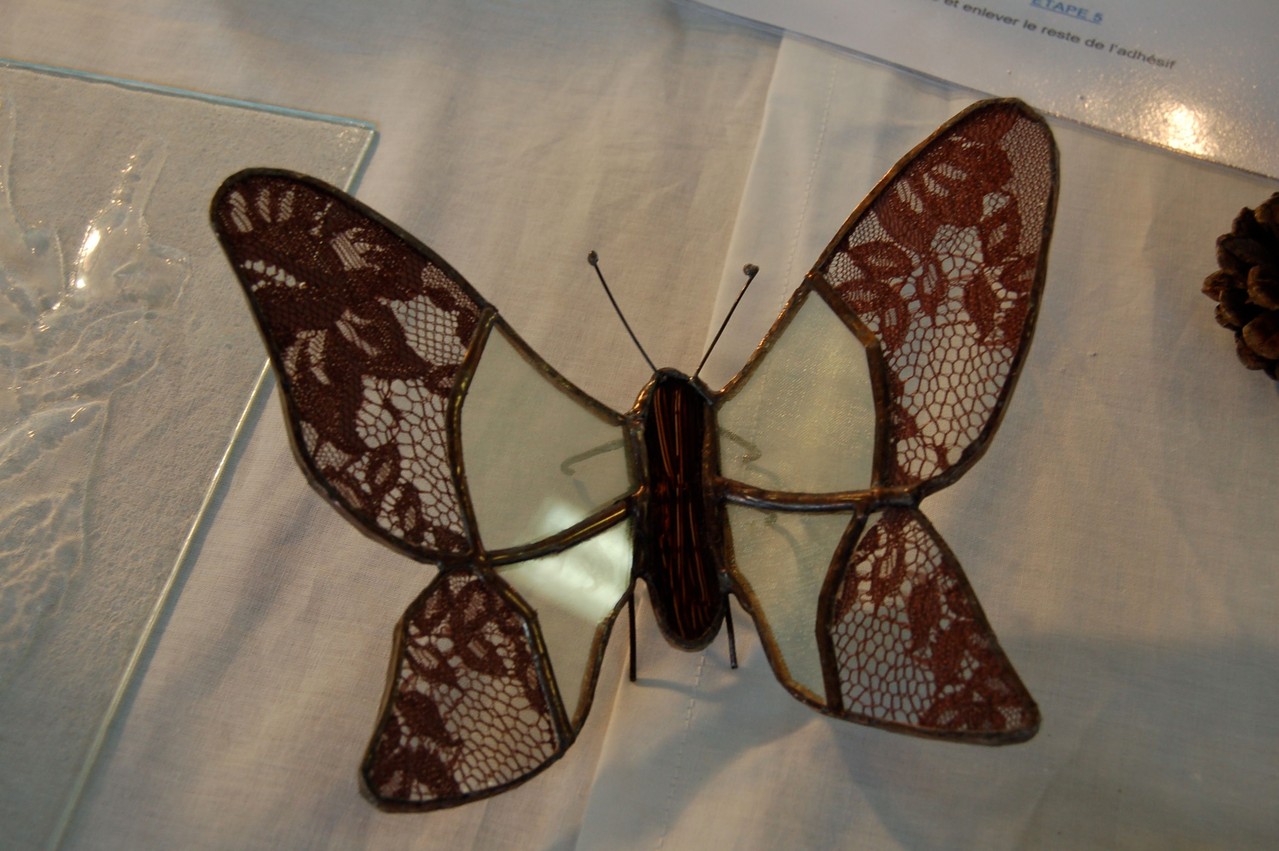 Papillon réalisé en Tiffany avec inclusion de dentelle
