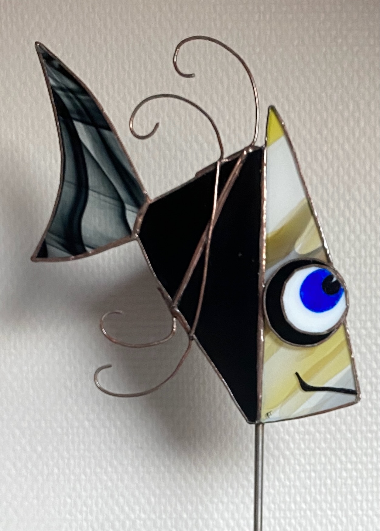 Vitrail Tiffany poisson jaune/noir pied métal Détail