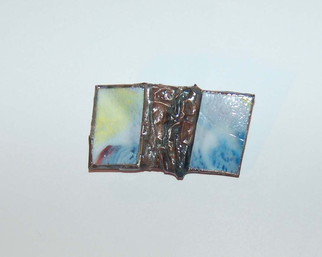 Broche verre et métal