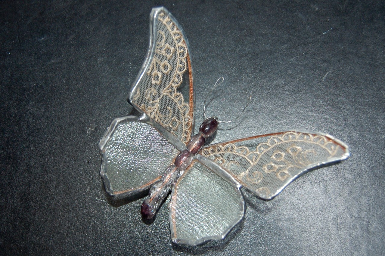 Papillon réalisé en Tiffany avec inclusion de dentelle