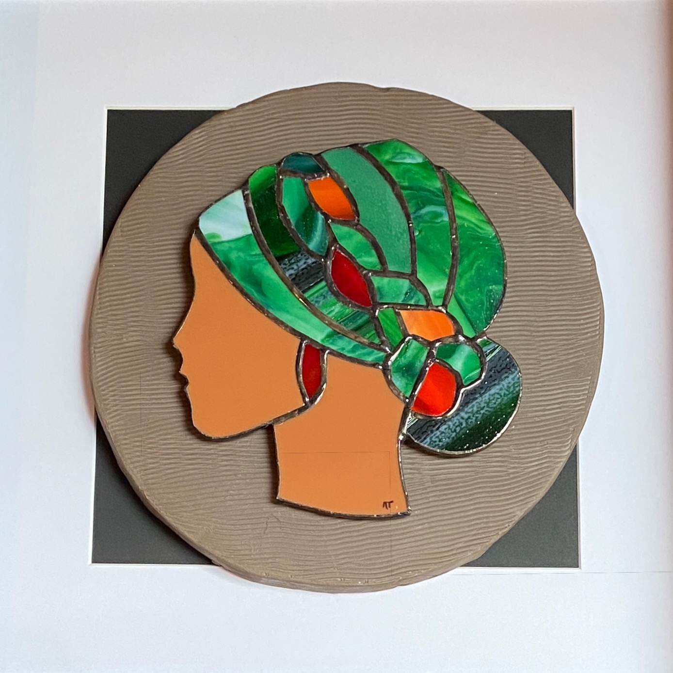 Cadre tête femme vitrail Tiffany sur rond en céramique Détail