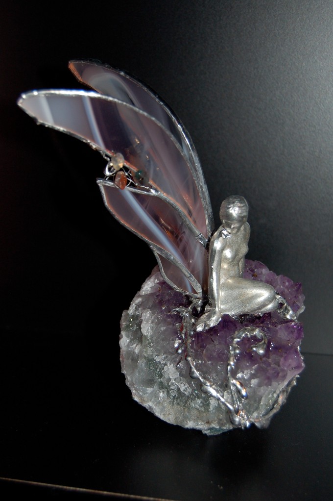 Sirène: statuette en étain avec ailes en Tiffany posé sur bloc améthyste