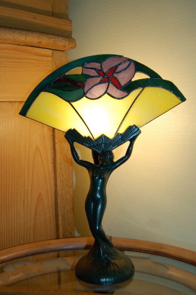 Lampe réalisée en Tiffany sur pied bronze Allumée