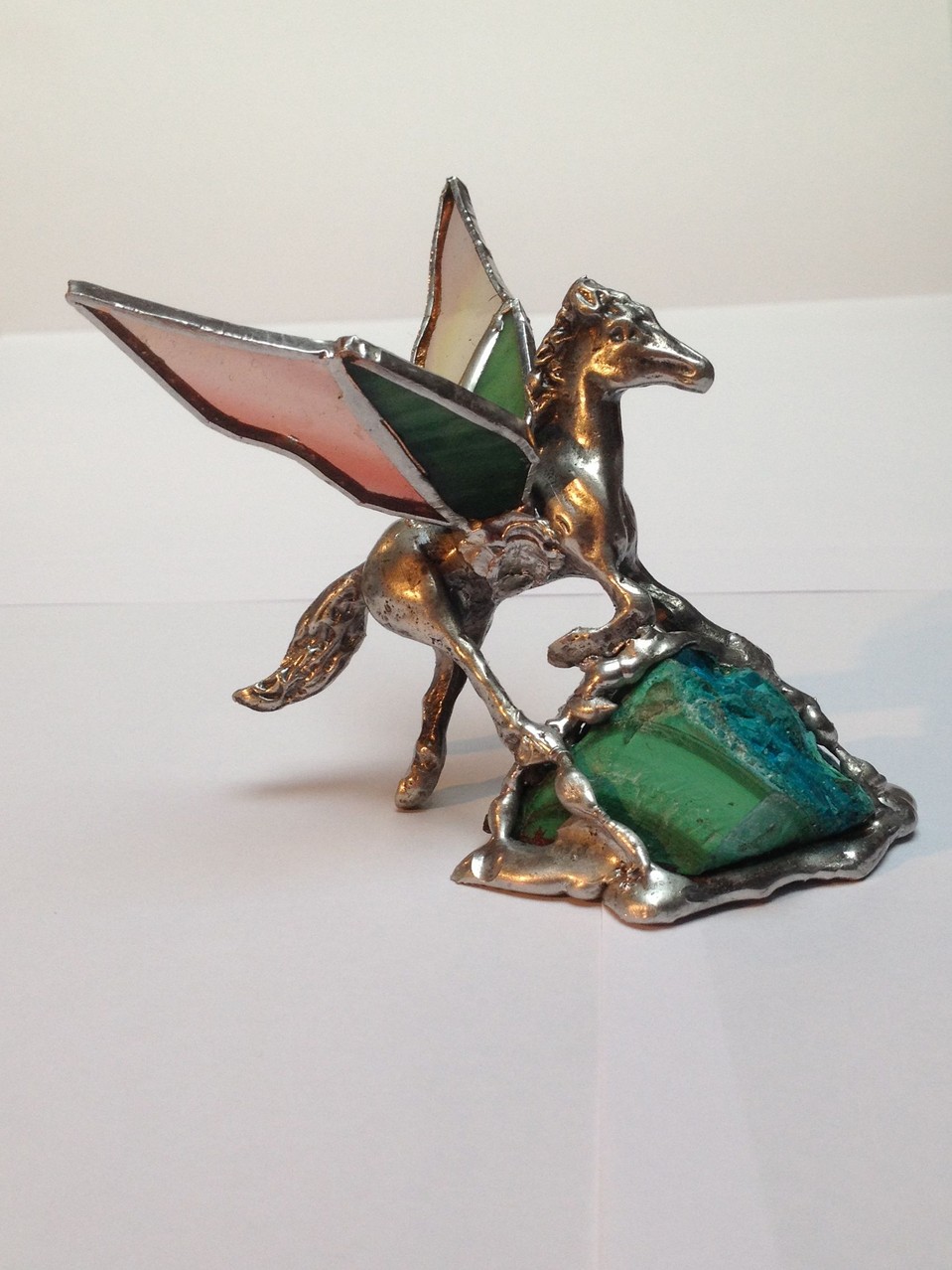 Pégase: statuette en étain ailes en Tiffany posée sur Malachite