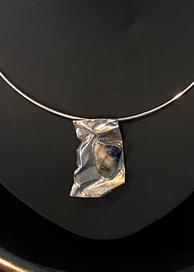 Pendentif feuille cuivre étamée et pierre Détail