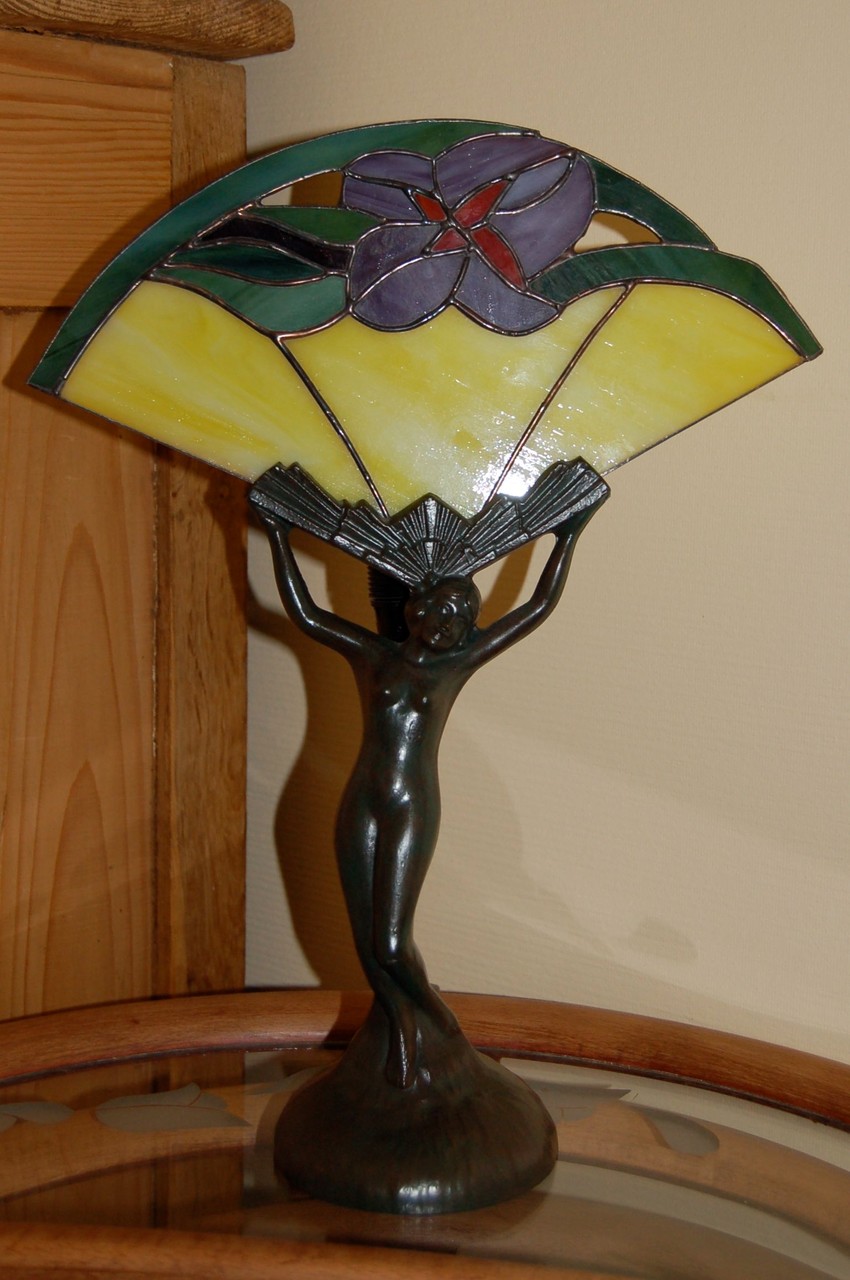 Lampe réalisée en Tiffany sur pied bronze Eteinte