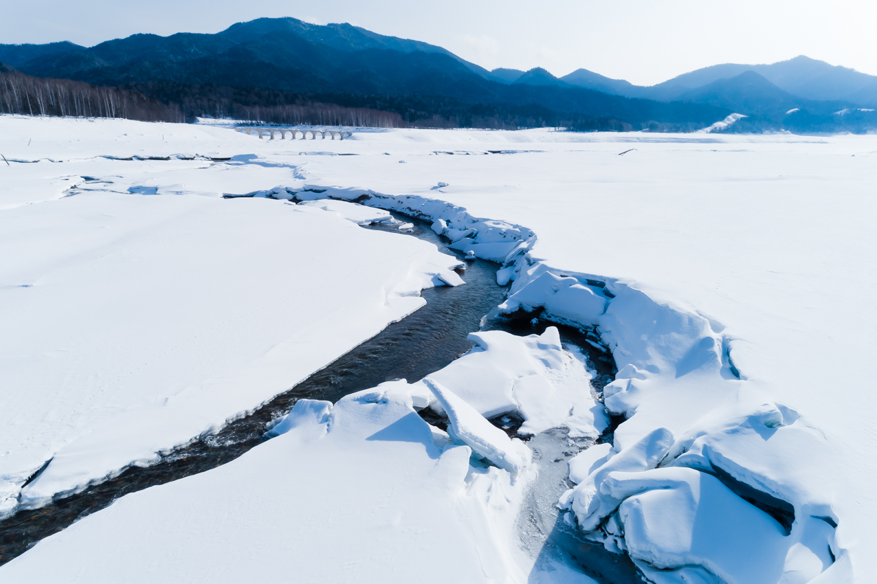 水音混じりの雪景色