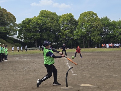 台（ティー）のボールをバットで打つ様子
