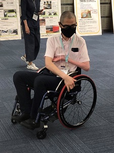 左腕に障がいのある社員の車椅子の体験
