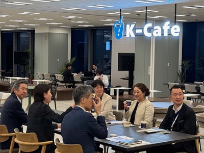 カフェの近くの席での写真