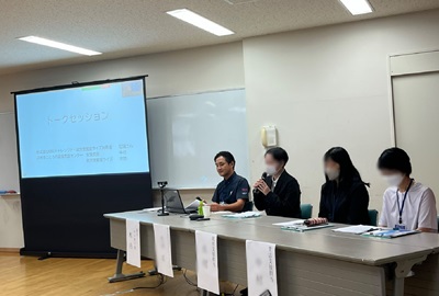スクリーンに投影しんがら社員が講演する様子の写真2
