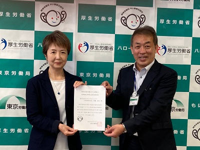 認定式にてハローワーク飯田橋所長より、KDDIチャレンジド　間瀬社長に認定証を授与されました