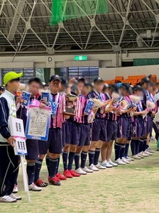 選手達が賞状やトロフィーを持って並んだ場面