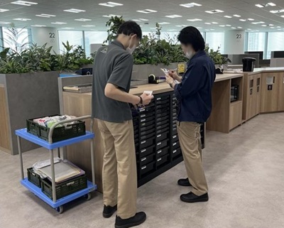 事務用品の補充業務をする様子
