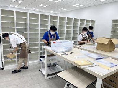メール便を仕分けしている様子