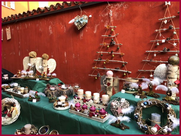 Bellissima facciata del Municipio addobbata con decorazioni natalizie