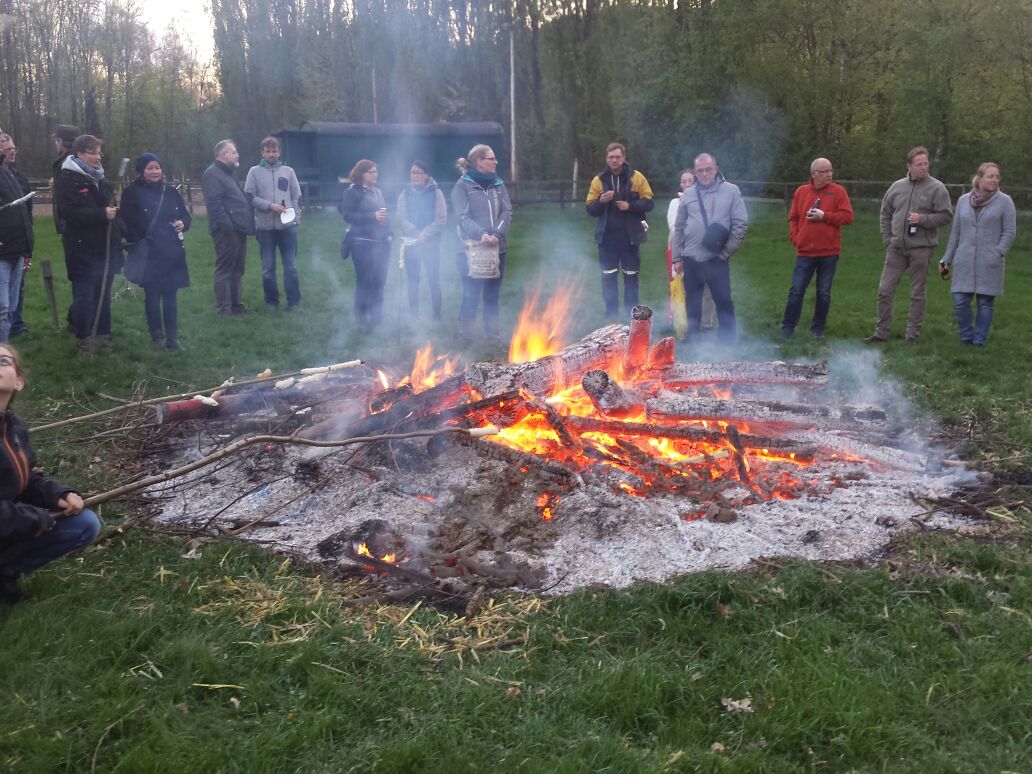 Gemütliche Runde am warmen Feuer