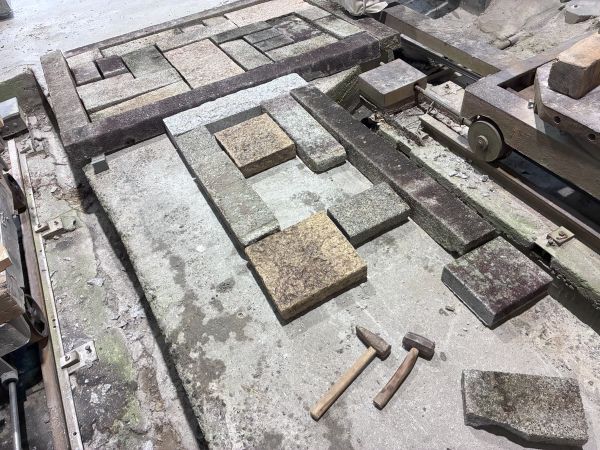 石畳制作中