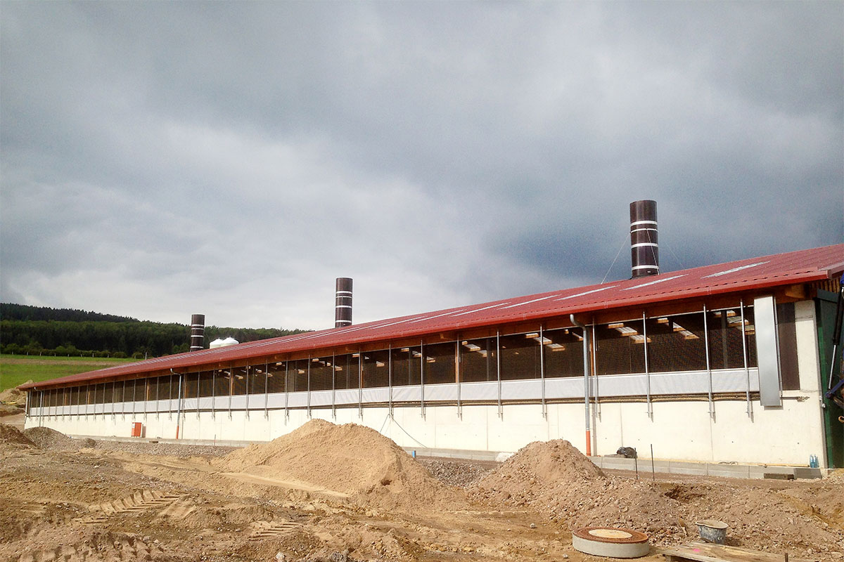 Außenansicht eines Außenklimastalls (Strohstall)