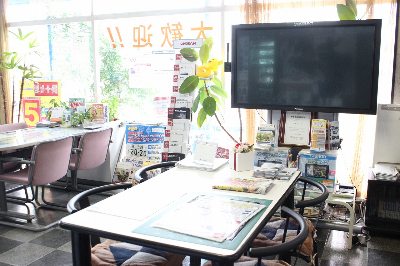 客席の様子。大型モニター完備。迫力ある映像でスズキの電子パンフレットをご覧いただけます！