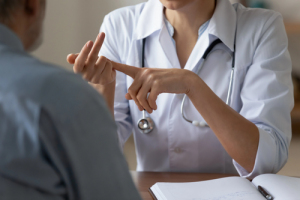 HNO-Untersuchung bei Heiserkeit - Patient in HNO Praxis Wien