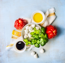 Gesunde mediterrane Ernährung zur Vorbeugung von Kehlkopfkrebs - frisches Obst und Gemüse