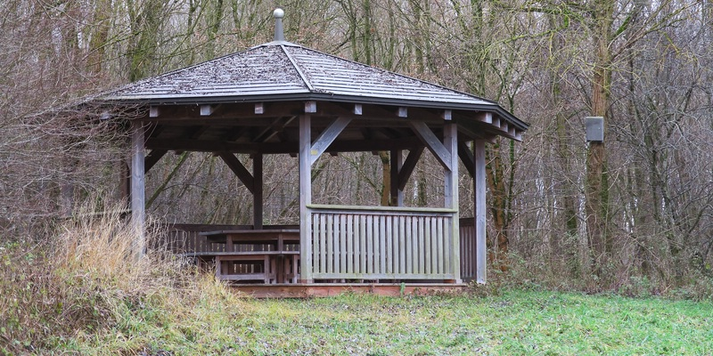 Holzpavillon - Klassenzimmer im Grünen