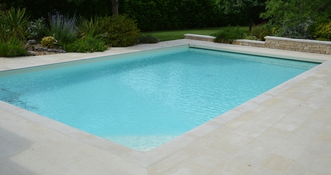 piscine avec structure en béton armé à Jarnac, Cognac, en charente (16) par Dufrêne Rénovation