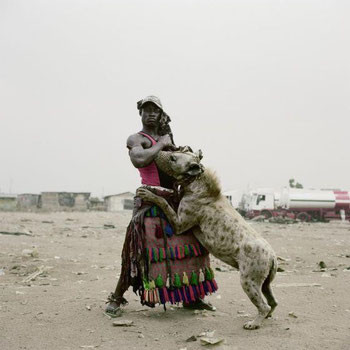 Domador africano de hienas.