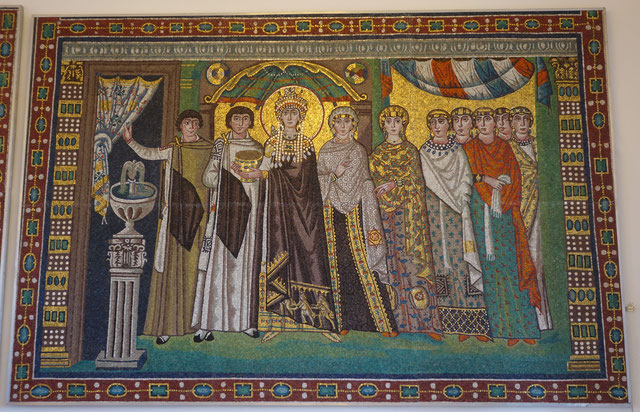 Reproduktion des Mosaiks aus San Vitale von Kaiserin Theodora mit ihrem Hofstaat, Foto