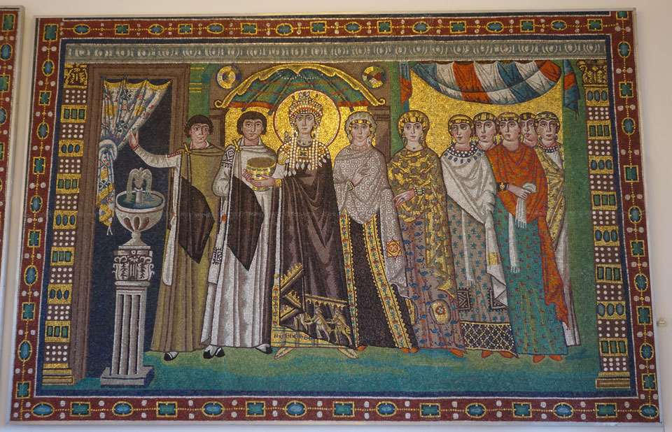 Kaiserin Theodora und ihr Hofstaat, Ravenna, San Vitale. Kopie, Römisch-Germanisches Zentralmuseum Mainz. Foto: Epochs of Fashion