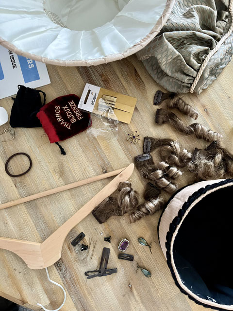 Haarteile, Hauben und Schmuck auf Tisch
