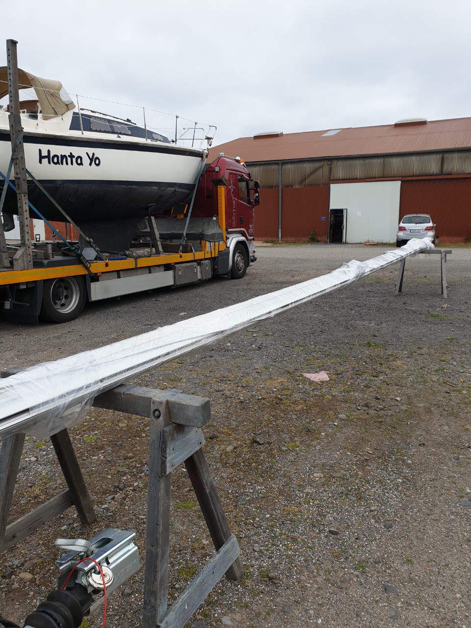 Der Mast war gut verpackt in Klarsichtfolie, nur die Antenne musste demontiert werden .