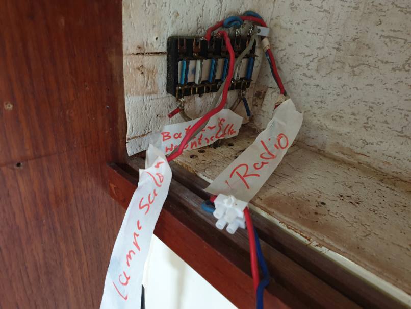Sicherungskasten für Verbraucher im Salonbereich mit gelöteten Leitungen