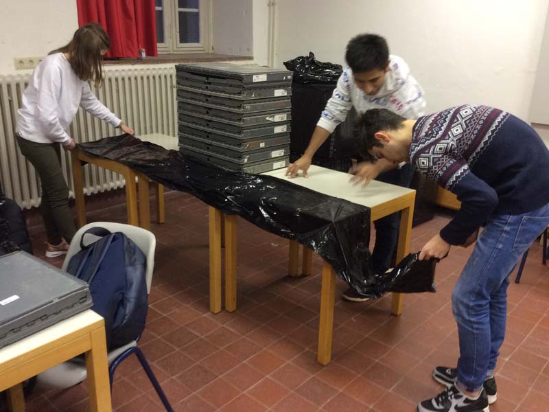 Verpacken der leeren Kisten für die Rücksendung