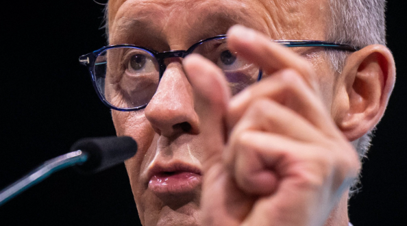 Die Bilanz des Scheiterns: Friedrich Merz nach einem Jahr im Amt und das globale Scheitern der marktradikalen Heilsversprechen