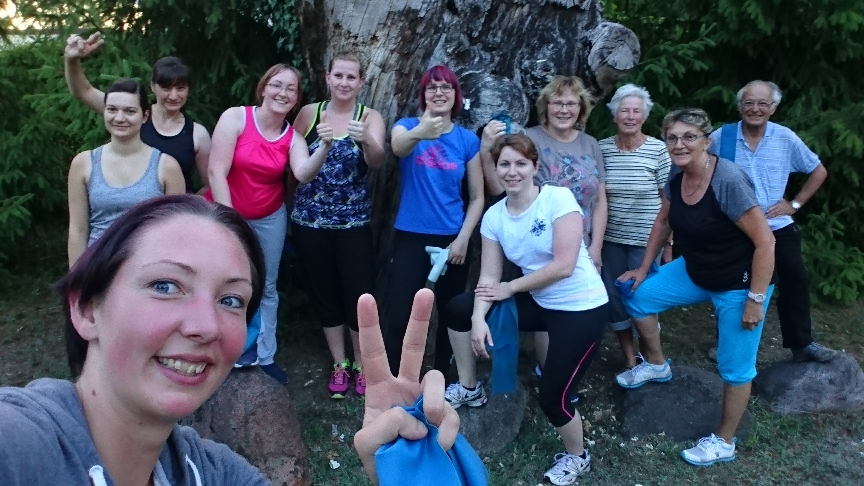Gemeinsam mehr erreichen, Mandy mit Outdoor-Trainingsgruppe' 2019