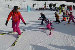 Begeisterte Pistenflöhe spielen Ski-Zirkus