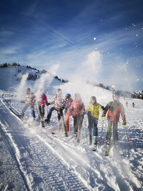 Habe Spaß bei unseren Skikursen.