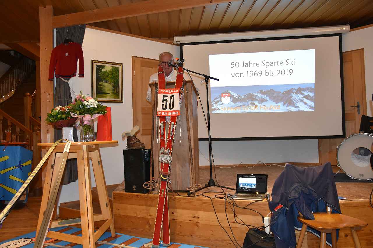 Ehrenvorstsnd Erwin Haimerl erinnerte an die Stärke der nordischen Skifahrer.