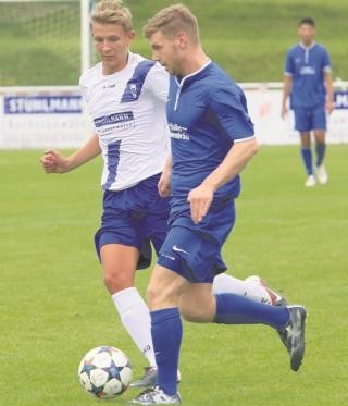 Wurden von den SVU-Kickern um Julian Wihofszki (weißes Trikot) oft entscheidend gestört und hatten am Ende mit 1:2 das Nachsehen: David Bohn und seine VfR-Kollegen.Foto: B. Strohmaier 